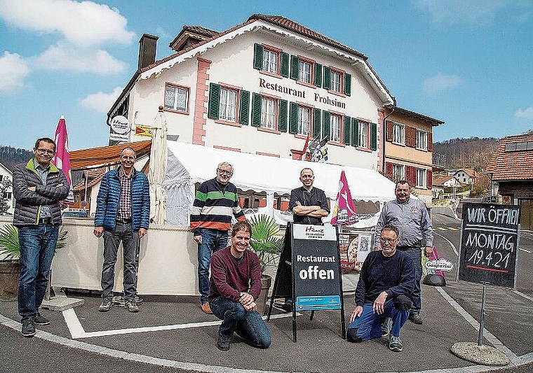 Besuch beim Frohsinnwirt: Roger Henz (3.v.r.) umgeben von der Gruppe Wirtschaft des Forum Schwarzbubenland, mit Leiter Mark Winkler (3.v.l.) und Wirtschaftsförderer Thomas Boillat (Mitte). Foto: Martin Staub