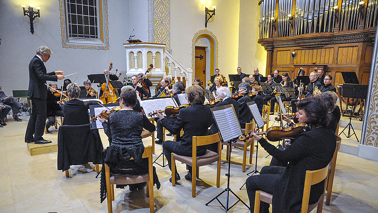Kompakter Klangkörper: Das Orchester Arlesheim unter der Leitung von Markus Teutschbein. Foto: Isabelle Hitz