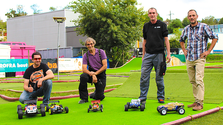 Zeigen dem Wochenblatt, was ihre Autos können (v. l.): Giuliano Resta, Heinz Büchler, Pascal Dörig und Patrick Bloch. Foto: Axel Mannigel