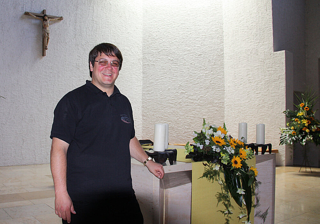 Zum Priester geweiht: Adrian Bolzern in der Kirche in Zwingen.   Foto: Gaby Walther