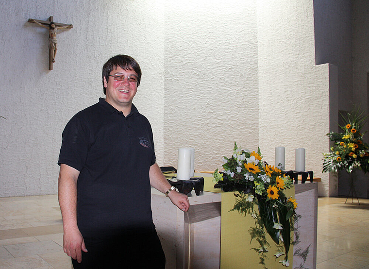 Zum Priester geweiht: Adrian Bolzern in der Kirche in Zwingen. Foto: Gaby Walther