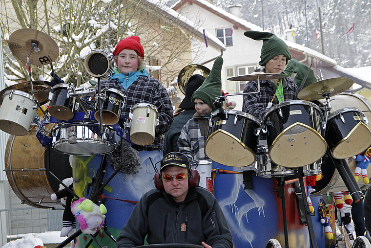 Rhythmusgruppe auf dem Wagen: So lässt sichs bequem trommeln und musizieren.