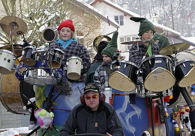 Rhythmusgruppe auf dem Wagen: So lässt sichs bequem trommeln und musizieren.