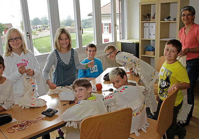 Kleiderwerkstatt: Unter Anleitung ihrer Lehrerin Christiane Keller (r.) fertigen die Roggenburger Kinder ihre Indianerkostüme.  Fotos: Martin Staub