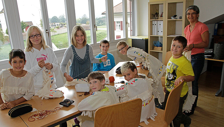 Kleiderwerkstatt: Unter Anleitung ihrer Lehrerin Christiane Keller (r.) fertigen die Roggenburger Kinder ihre Indianerkostüme.  Fotos: Martin Staub