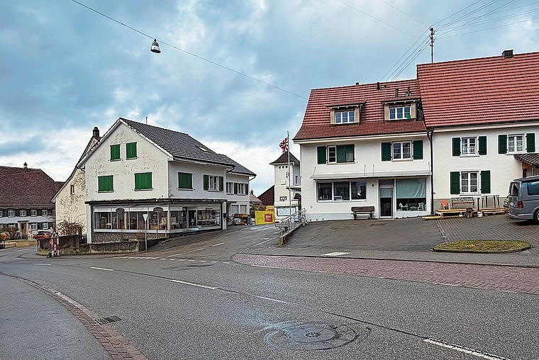 Dorfladen erwünscht: Im Gebäude rechts war der ehemaligen Dorfladen, im Gebäude links soll anstelle des Antiquitätenhandels der neue Dorfladen entstehen. Foto: Gaby Walther
