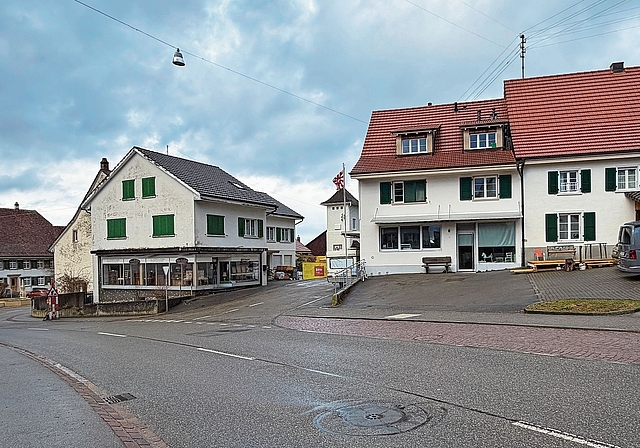 Dorfladen erwünscht: Im Gebäude rechts war der ehemaligen Dorfladen, im Gebäude links soll anstelle des Antiquitätenhandels der neue Dorfladen entstehen. Foto: Gaby Walther