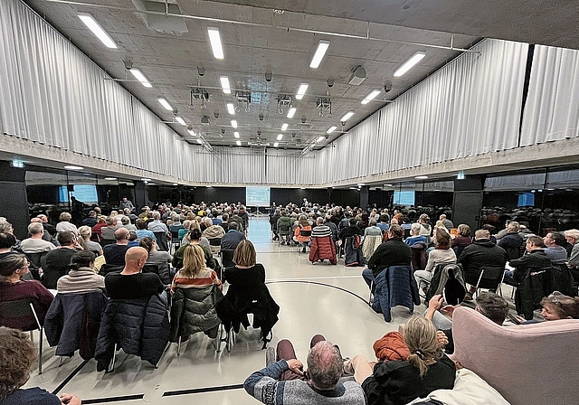 Volle Stühle: An der Gemeindeversammlung in Rodersdorf nahmen insgesamt 224 Personen teil und diskutierten über das Budget 2026. Der Steuerfuss wurde letztendlich auf 130 Prozent angehoben. Foto: Bea Asper