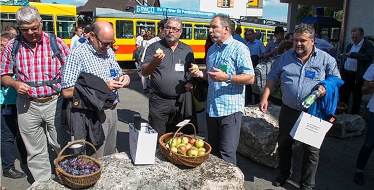 Obst zur Begrüssung am Bahnhof Flüh: (v.l.) Standesweibel Ueli Lisser und die Kantonsräte Markus Grütter (FDP, Biberist), Beat Loosli (FDP, Starrkirch-Wil), Georg Nusssbaumer (CVP, Hauenstein-Ifenthal)und Enzo Cessotto (FDP, Balsthal).
