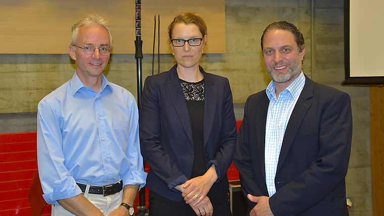 Ende und Anfang: Unter «Verschiedenes» wurden Gemeindepräsident Patrik Stadler (r.) und Vizegemeindepräsident Siegfried Bongartz von ihren Ämtern verabschiedet. Designierte Gemeindepräsidentin von Gempen ist Eleonora Grimbichler. Foto: Bea Asp