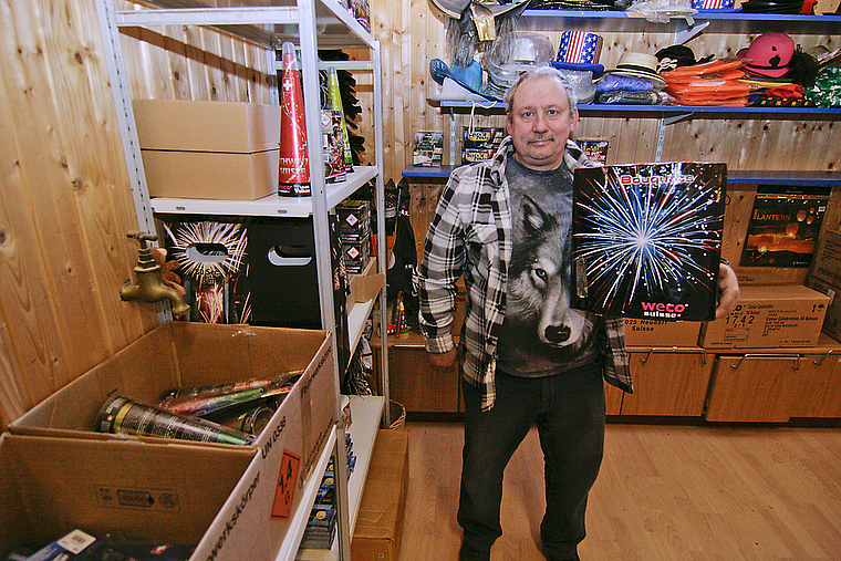 Nachfrage nach Feuerwerkskörpern an Silvester steigt seit Jahren: Der Aescher Feuerwerksverkäufer Roman Glanzmann hat Grund zur Freude.  Foto: Lukas Hausendorf
