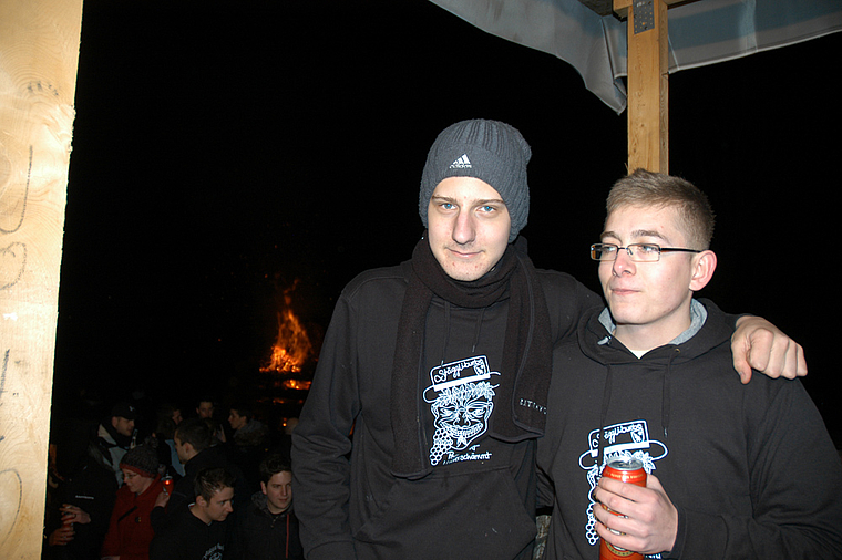 Sorgten dafür, dass der Holzstoss nicht vorzeitig abbrannte: Stäcklibuebe Adrian Schneider (links) und Stefan Thummel. Foto: Bea Asper