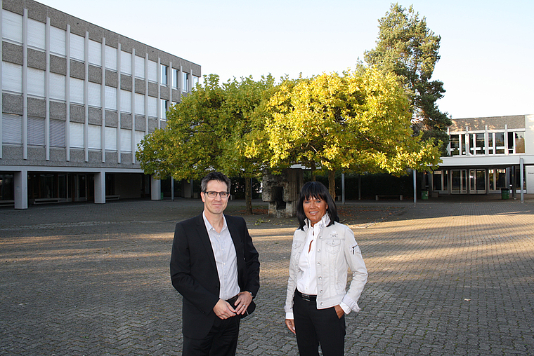 Am Ort des Geschehens: Hier auf der Schulanlage Fiechten findet in genau einem Jahr die siebte Ausgabe der AGIR statt. Die OK-Mitglieder Ute Gasser und Daniel Haldemann erhalten bereits die ersten Anmeldungen für die Gewerbeausstellung. Foto: Simon