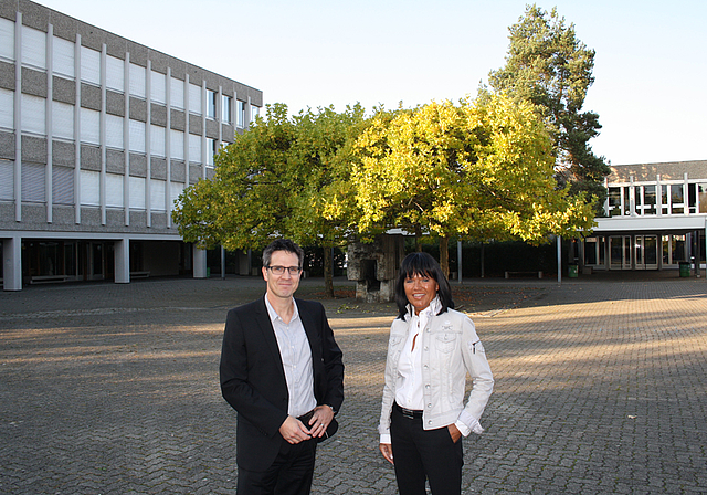 Am Ort des Geschehens: Hier auf der Schulanlage Fiechten findet in genau einem Jahr die siebte Ausgabe der AGIR statt. Die OK-Mitglieder Ute Gasser und Daniel Haldemann erhalten bereits die ersten Anmeldungen für die Gewerbeausstellung.  Foto: Simon