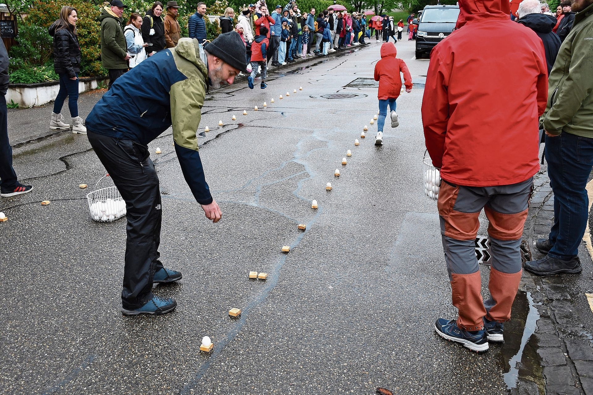 Fein säuberlich aufgereiht: Zwei Reihen Eierbecher wurden in regelmässigen Reihen vor dem katholischen Pfarreiheim aufgestellt.