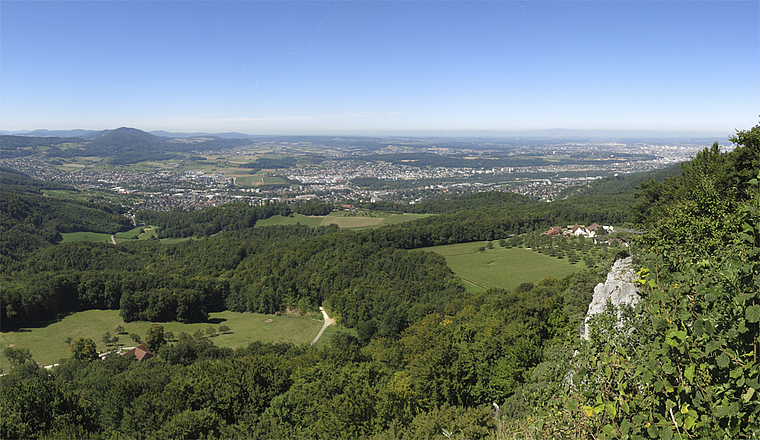 Blick vom Gempen: Die Birsstadt in ihrer ganzen sommerlichen Schönheit. Regionale Planung soll die Siedlungsstrukturen optimieren. Foto: Edmondo Savoldelli