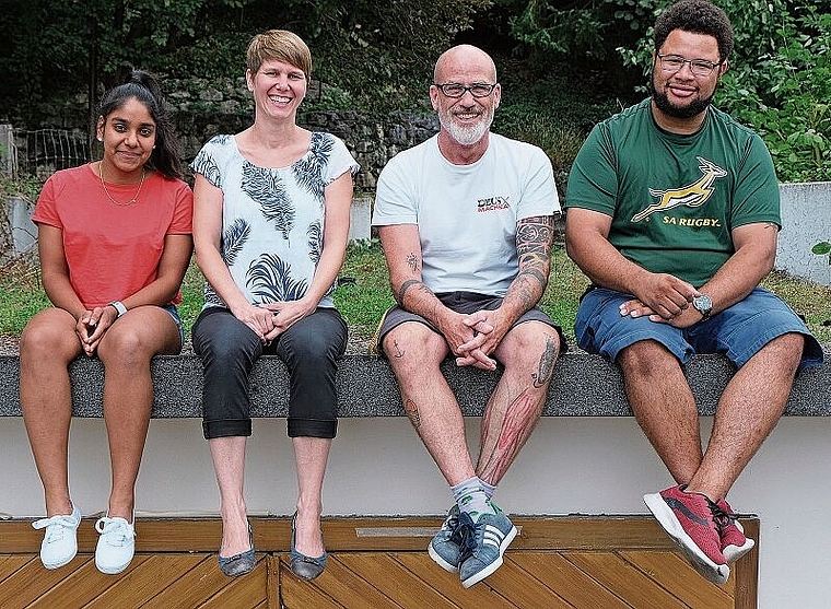 Sind für die Jugendlichen da (v.l.): Azubi Babli Müller, Co-Leiterin Tanja Kettner, Co-Leiter Cyril Rindlisbacher und Altair Koechlin, hier im Sommer 2020. Bild: ZVG