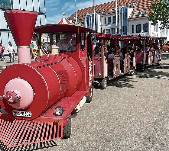 Mit dem Zug unterwegs: Die Standorte wurden durch die Bimmelbahn mit dem Gemeindezentrum verbunden.
