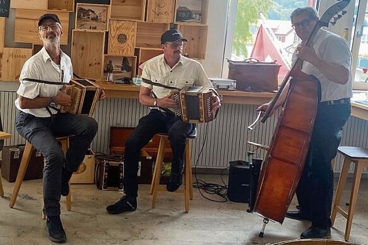 Musikalische Einlagen: Am Sonntag traten die Schal(l)berg-Örgler im Restaurant zur Mühle auf.