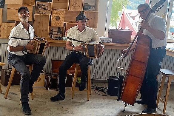 Musikalische Einlagen: Am Sonntag traten die Schal(l)berg-Örgler im Restaurant zur Mühle auf.