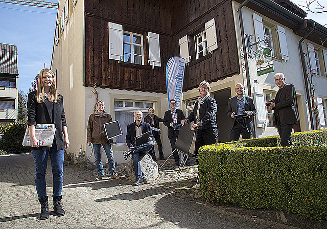 Das «Wochenblatt»-Team vor seinem neuen Domizil an der Ermitagestrasse 13 (v. l.): Manuela Koller, Dominique Hertz-
