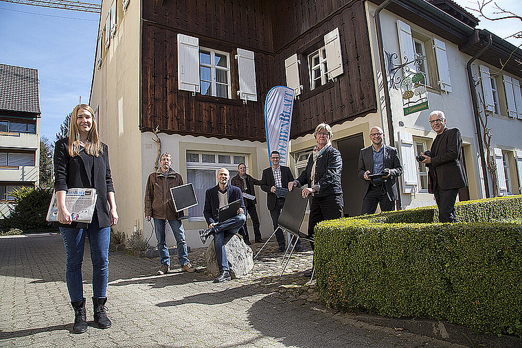 Das «Wochenblatt»-Team vor seinem neuen Domizil an der Ermitagestrasse 13 (v. l.): Manuela Koller, Dominique Hertz-