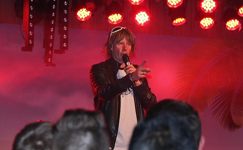 Der Star: Mickie Krause sorgt für Mallorcafeeling.Fotos: Gaby Walther Elfmeterschiessen: Mit vollem Einsatz wird Fussball gespielt. Lassen es krachen: Die Nasengrübler aus Nunningen. Sven Skutnik Partysound: Das Publikum lässt sich mitreisen. 