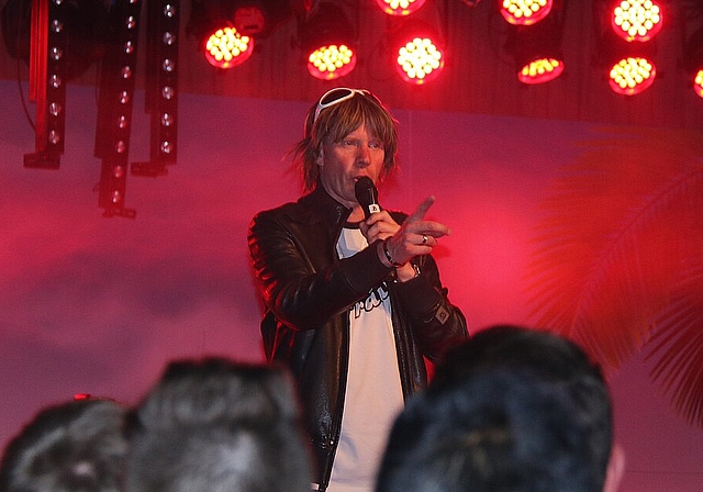 Der Star: Mickie Krause sorgt für Mallorcafeeling.Fotos: Gaby Walther Elfmeterschiessen: Mit vollem Einsatz wird Fussball gespielt. Lassen es krachen: Die Nasengrübler aus Nunningen. Sven Skutnik Partysound: Das Publikum lässt sich mitreisen. 