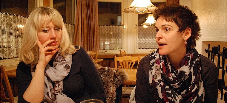 Zuversichtlich: Pfarrerin Denise Wyss (l.) und die Vizepräsidentin des Kirchenrates Fabienne Leutenegger glauben an die Beschaffung der Mittel zur Sanierung der Laufner Katharinenkirche.Foto: Melanie Brêchet