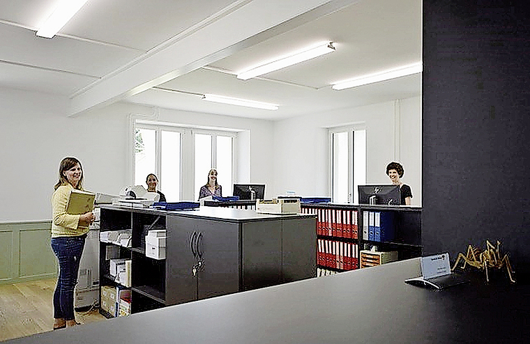 Neue Gemeindeverwaltung: Seit dieser Woche wird die Einwohnerschaft am neuen Schalter in den frisch gestrichenen Räumlichkeiten des ehemaligen Schulhauses empfangen. Foto: zVg