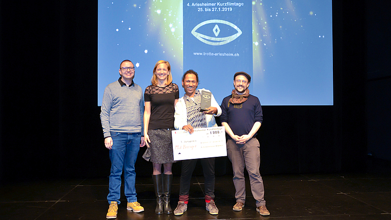 Gewinner der 4. Arlesheimer Kurzfilmtage: Regisseur Mat Branger inmitten der Festivaljury mit David Borter (l.), Esther Keller und Raphael Zürcher. Foto: Thomas Kramer