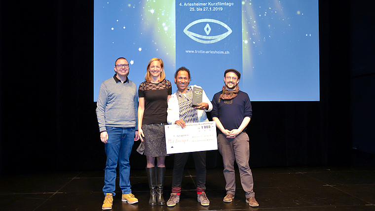 Gewinner der 4. Arlesheimer Kurzfilmtage: Regisseur Mat Branger inmitten der Festivaljury mit David Borter (l.), Esther Keller und Raphael Zürcher.  Foto: Thomas Kramer