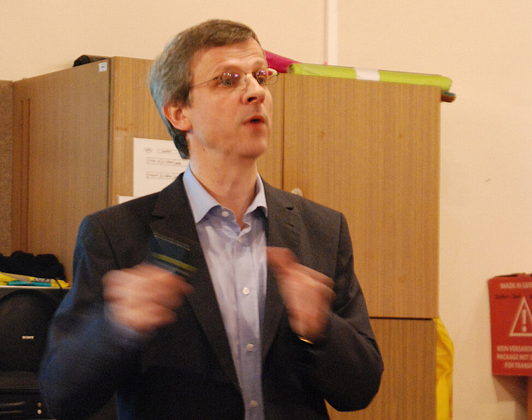 Engagiert: Valentin Flury brachte den Anwesenden die Gefahren des Internets näher. Foto: Melanie Brêchet