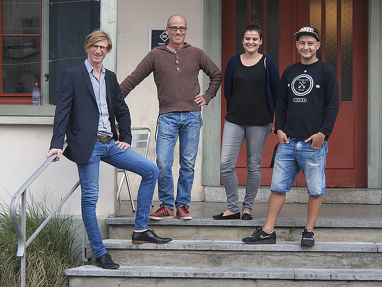 Vor dem Jugend- und Kulturhaus «Trämli»: Philippe Anex (Gemeinde, links), daneben die beiden Co-Leiter der Jugendarbeit, Cyrill Rindlisbacher und Bastian Seelhofer (rechts), dazwischen Praktikantin Nicole Golaz. Foto: Tobias Gfeller