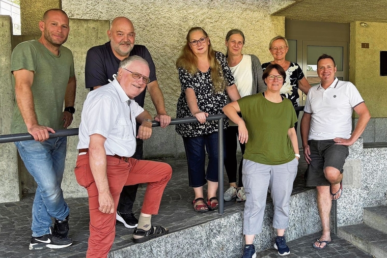 Das OK: (von links) Claudio Ricci, Bernhard Schibli, Alex Ehrensperger, Irène Imhasly, Monika Ehrensperger, Carmen Roos, Patricia Pargger und Patrick Tanner haben ein vielfältiges Festangebot zusammengestellt. Foto: Caspar Reimer