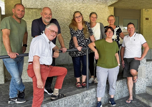 Das OK: (von links) Claudio Ricci, Bernhard Schibli, Alex Ehrensperger, Irène Imhasly, Monika Ehrensperger, Carmen Roos, Patricia Pargger und Patrick Tanner haben ein vielfältiges Festangebot zusammengestellt. Foto: Caspar Reimer