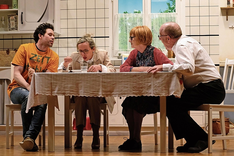 Reden um den heissen Brei herum: Flip (Marc Eichenberger), Vreni (Alessandra Beeler), Tante Martha (Ruth Höfler) und Hans (Roger Brencklé). Foto: Thomas Brunnschweiler