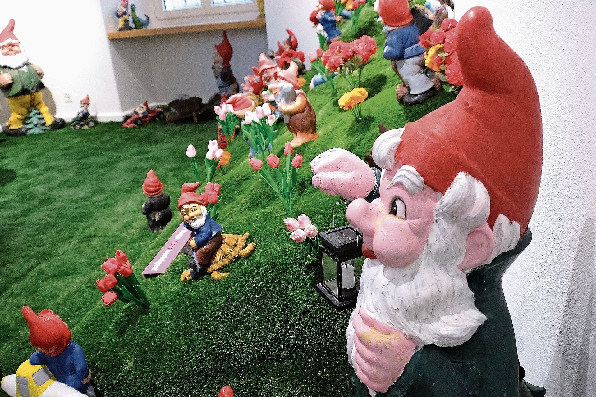 Bestes Beispiel: Der ikonische Inbegriff von Kitsch ist der Gartenzwerg. Bestes Beispiel: Der ikonische Inbegriff von Kitsch ist der Gartenzwerg.
