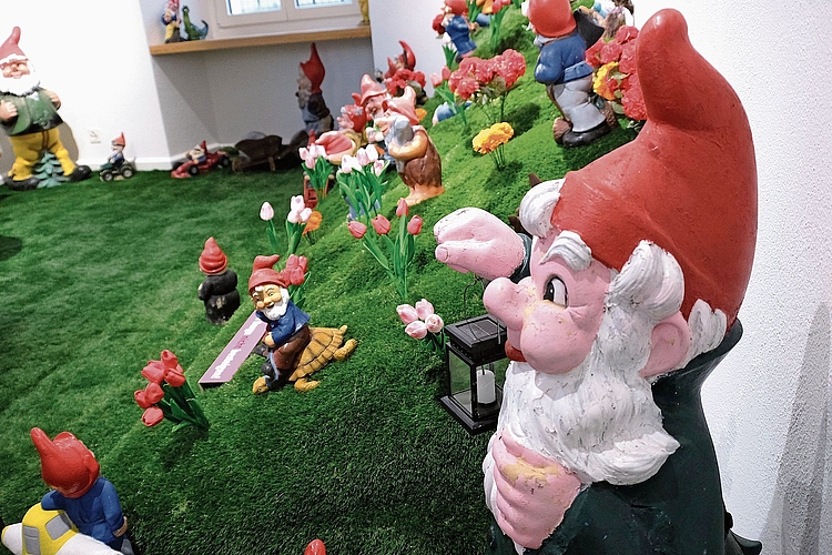 Bestes Beispiel: Der ikonische Inbegriff von Kitsch ist der Gartenzwerg. Bestes Beispiel: Der ikonische Inbegriff von Kitsch ist der Gartenzwerg.