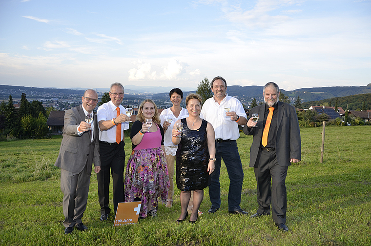 Parteivorstand mit Gemeinderat in Festlaune (v. l.): Urs Küng-Fleig, Ralph Schwegler, Géraldine Häring, Christine Masek-Huber, Heidi Häring-Franz (Präsidentin), Markus Lenherr (Gemeinderat) und Christian Helfenstein. Foto: Thomas Kramer