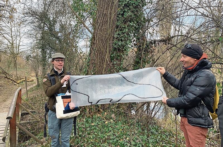 Grösser, als man denkt: Ranger Yannick Bucher (links) veranschaulicht mit einem Teilnehmer die wahre Grösse eines ausgewachsenen Bibers. Foto: Florin Bürgler
