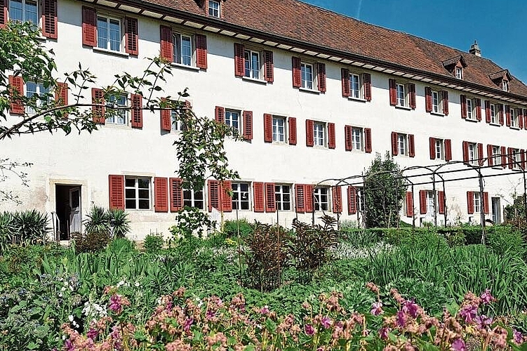 Kräuter, Blumen und bald auch Reben: Der Garten hinter dem Kloster wird von ­Freiwilligen gepflegt. Foto: Jeannette Weingartner