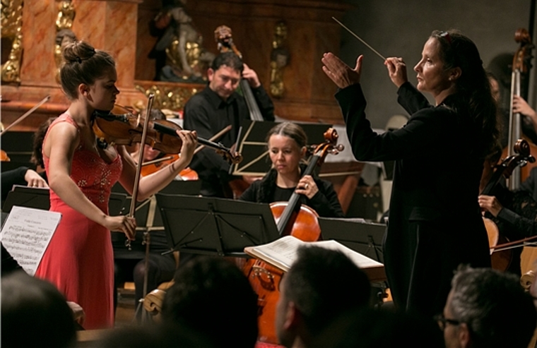 Solistin und Dirigentin: Johanna Tüscher spielte sich souverän und auswendig durch die drei Sätze des Tschaikowsky-Violinkonzertes, während Dirigentin Anneka Lohn hier in Laufen zu ihrem zweitletzten Konzert mit dem Orchester Laufental-Thier-stei