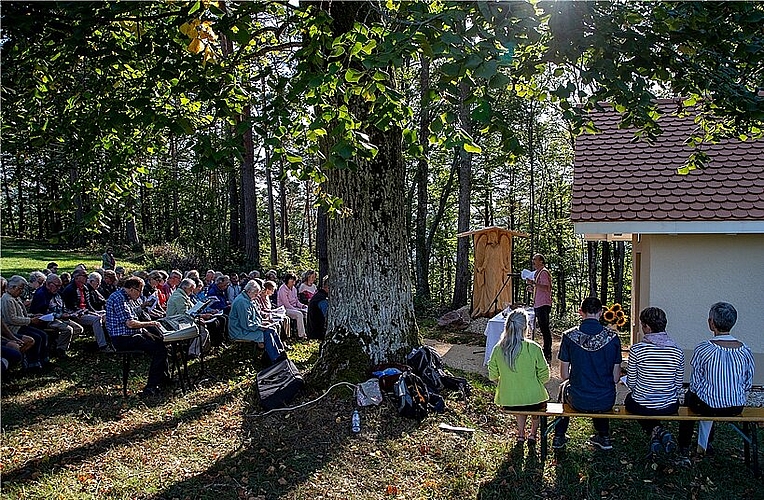 <em>In der Kathedrale der Natur: </em>Der herbstliche Bettagsgottesdienst mit Einweihung der Bergkapelle. Fotos: Martin Staub
