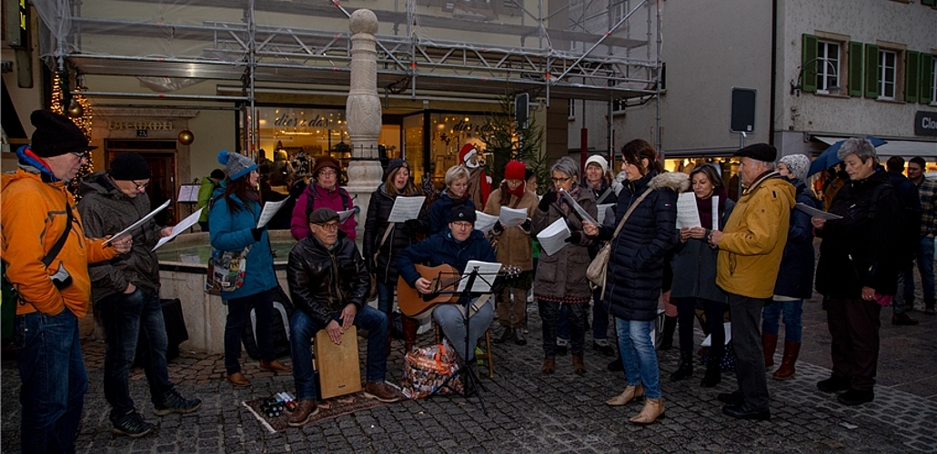 <em>Ad hoc-Chor Laufental: </em>Lädt die Marktbesucher zum Mitsingen ein.
