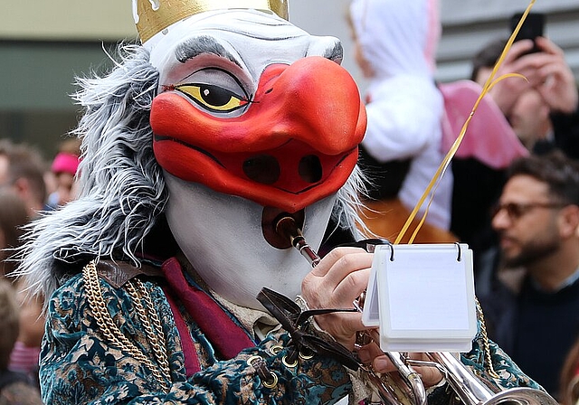 <em>Chummerbube: </em>«He zum Geier scho sit 20Jöhrli marschiere mir zämä durs Törli»<em/>
