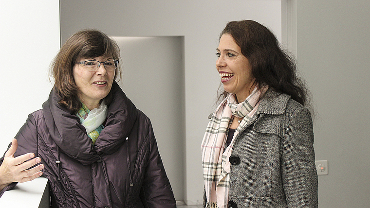 Im ersten Anlauf: Doris Vögeli (BDP, l.) und Christine Dollinger (SP) treten ihr Amt als Gemeinderätin am 1. Januar an. Foto: Caspar Reimer