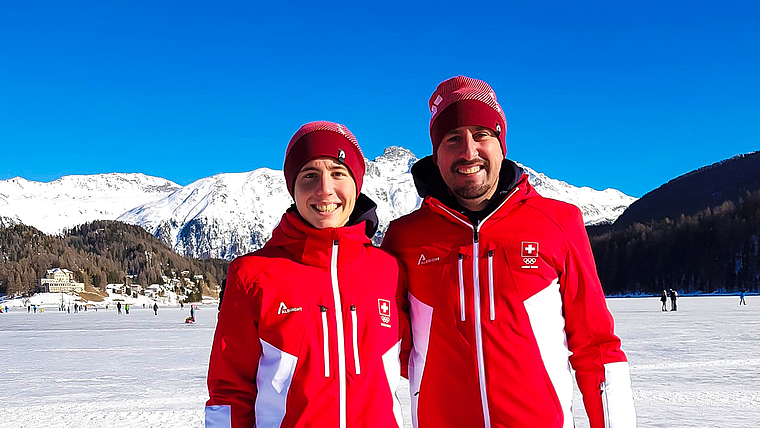 Auf Erfolgskurs: Flavio Gross (l.) mit Nationalcoach Kalon Dobbin in St. Moritz, wo die Eisschnelllauf-Wettkämpfe auf dem zugefrorenen See stattfinden. Foto: ZVG
