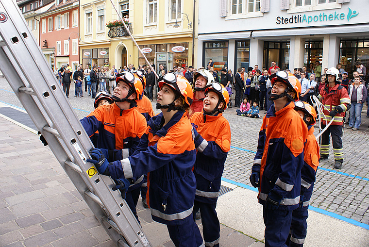 Plausch: Jugend-feuerwehr Laufental im Einsatz. Foto: Jürg Jeanloz