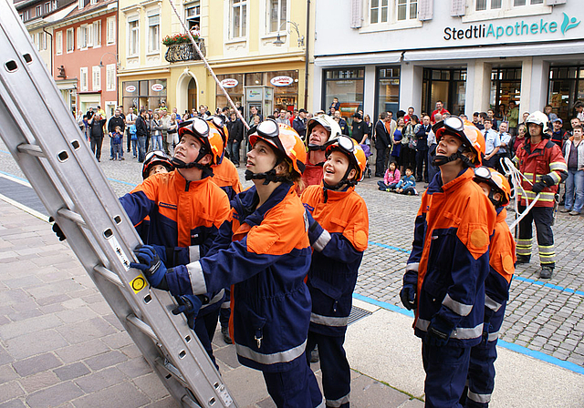 Plausch: Jugend-feuerwehr Laufental im Einsatz.  Foto: Jürg Jeanloz